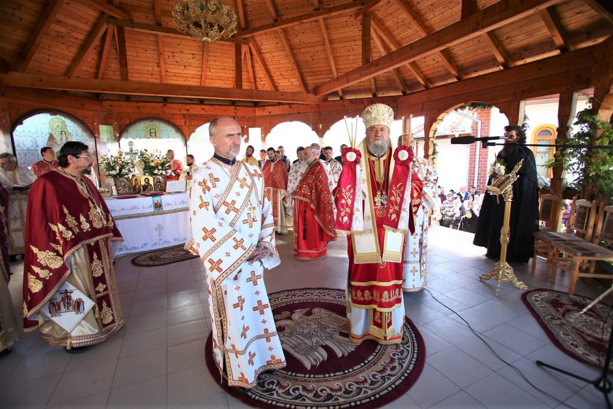 Slujiri arhierești și hramuri, la praznicul Înălțării Sfintei Cruci 31854