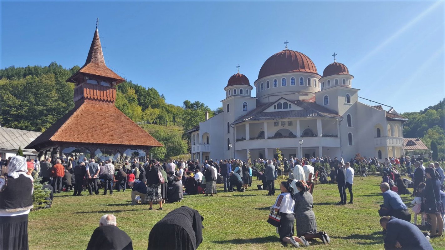 Slujiri arhierești și hramuri, la praznicul Înălțării Sfintei Cruci 31856