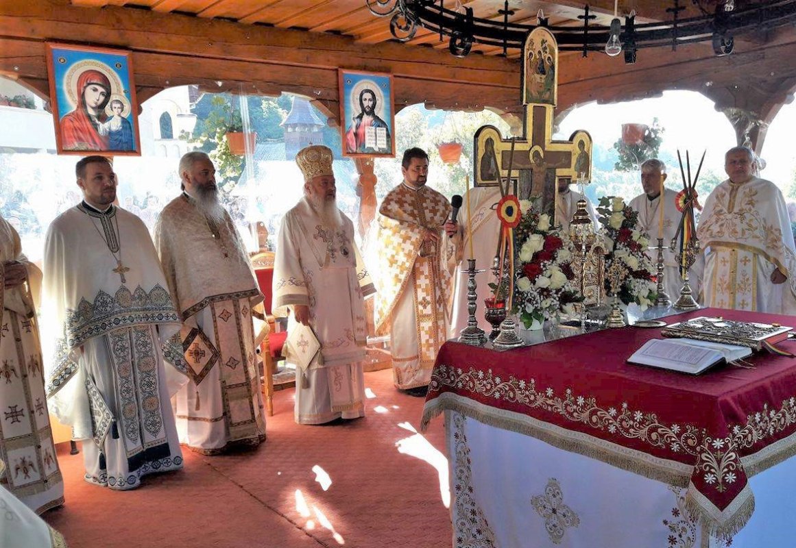 Slujiri arhierești și hramuri, la praznicul Înălțării Sfintei Cruci 31857