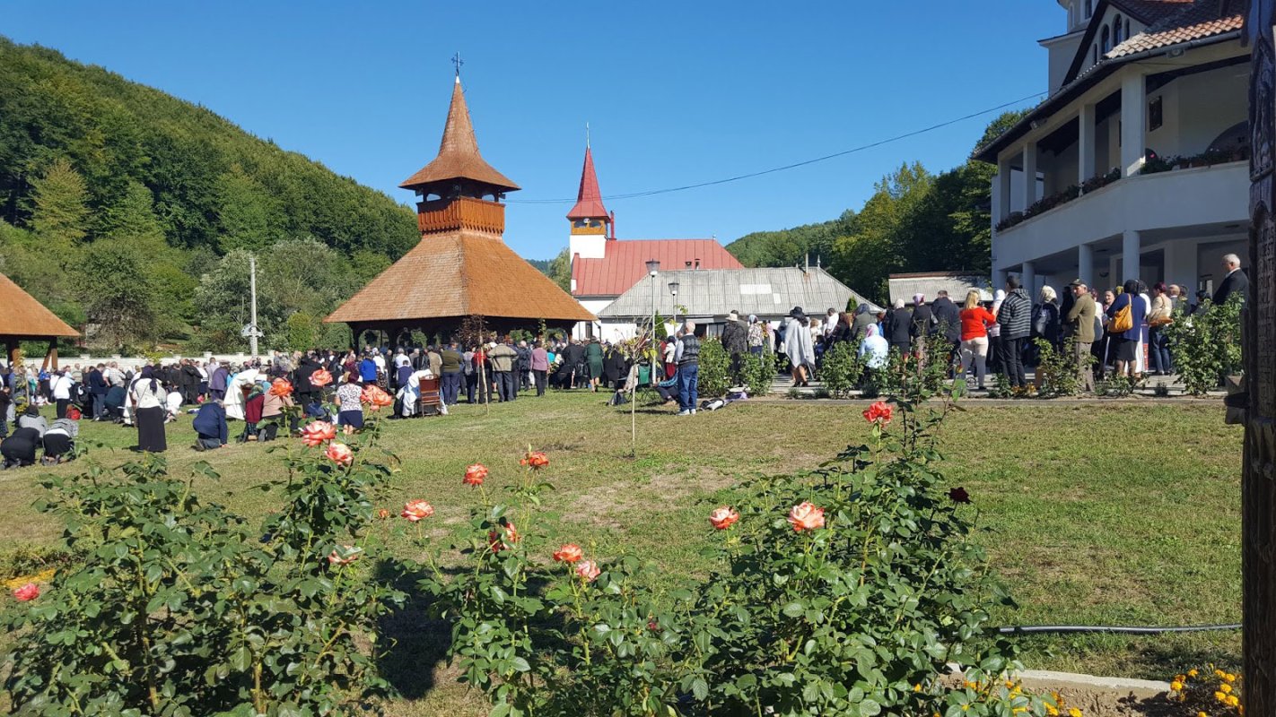 Slujiri arhierești și hramuri, la praznicul Înălțării Sfintei Cruci 31858