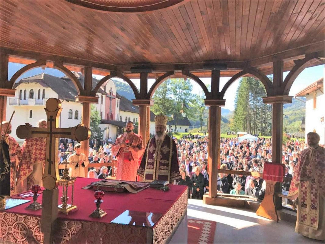 Slujiri arhierești și hramuri, la praznicul Înălțării Sfintei Cruci 31859