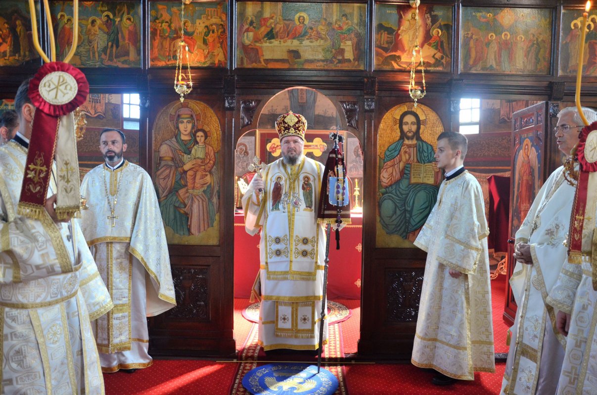 Slujiri arhierești și hramuri, la praznicul Înălțării Sfintei Cruci 31860