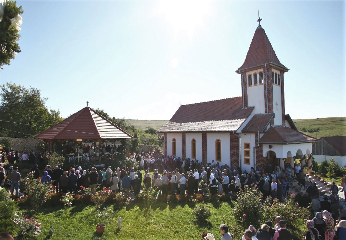 Slujiri arhierești și hramuri, la praznicul Înălțării Sfintei Cruci 31862