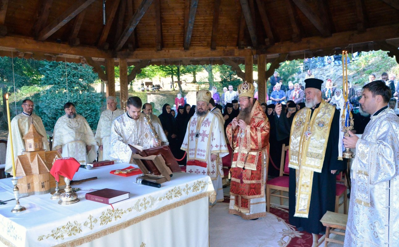 Slujiri arhierești și hramuri, la praznicul Înălțării Sfintei Cruci 31863