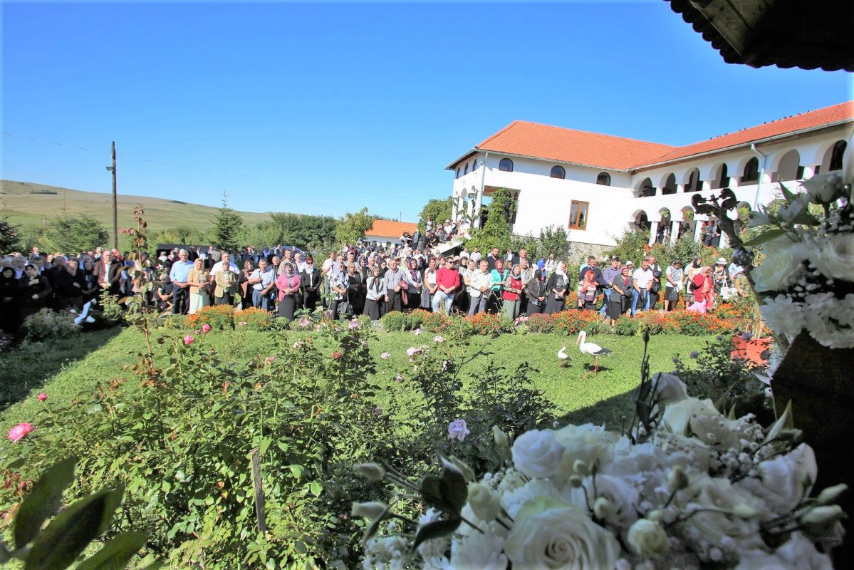 Slujiri arhierești și hramuri, la praznicul Înălțării Sfintei Cruci 31864