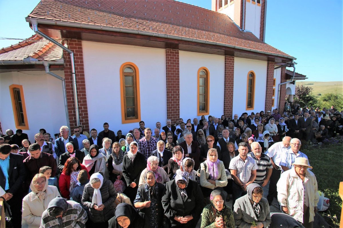 Slujiri arhierești și hramuri, la praznicul Înălțării Sfintei Cruci 31865