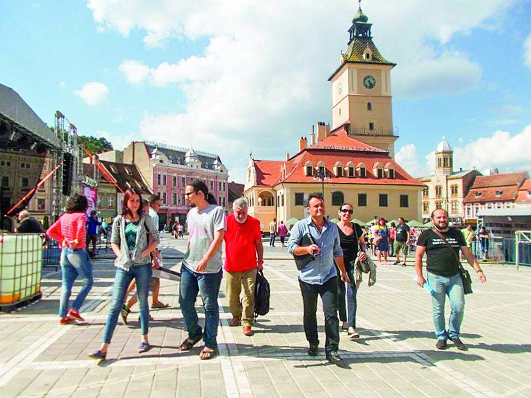 „În afara crezului suntem frunze bătute de vânt”  31923