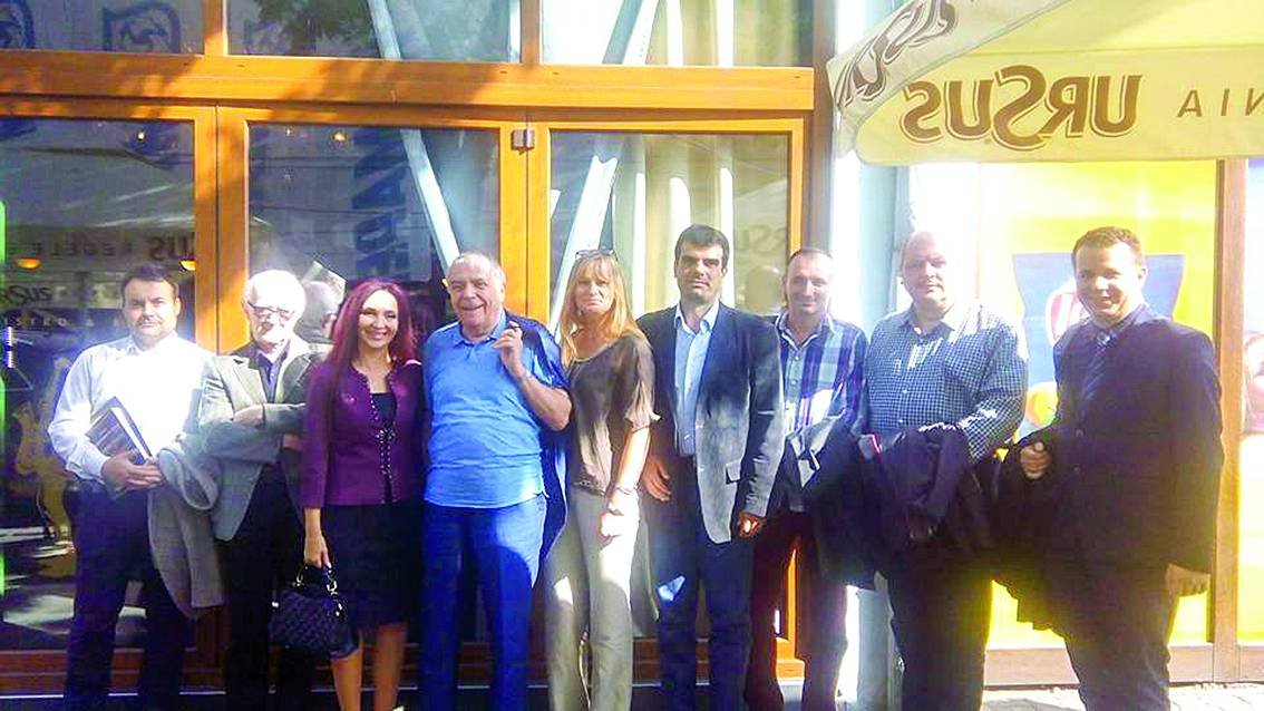 „În afara crezului suntem frunze bătute de vânt”  31924