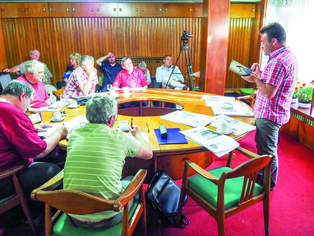 „În afara crezului suntem frunze bătute de vânt”  31927