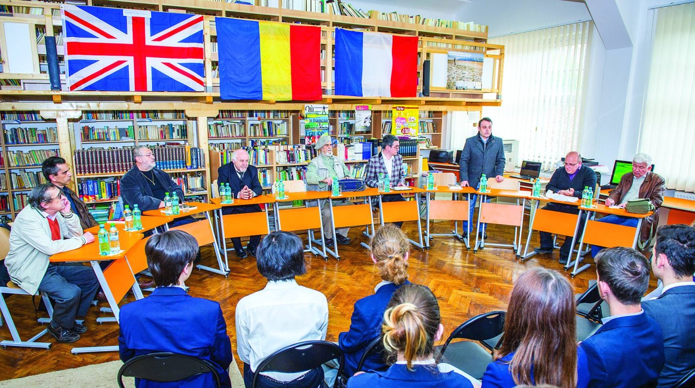 „În afara crezului suntem frunze bătute de vânt”  31928