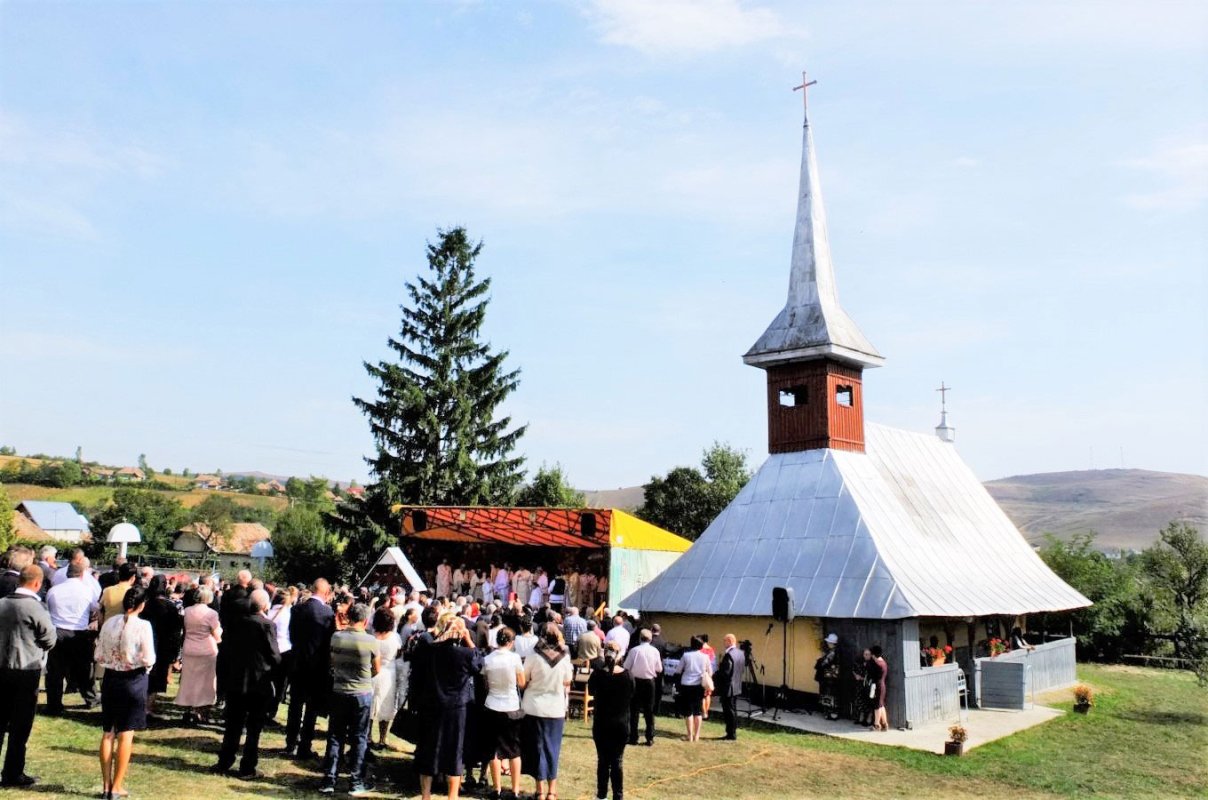 Slujiri arhierești, târnosiri și binecuvântări pentru credincioși 31723