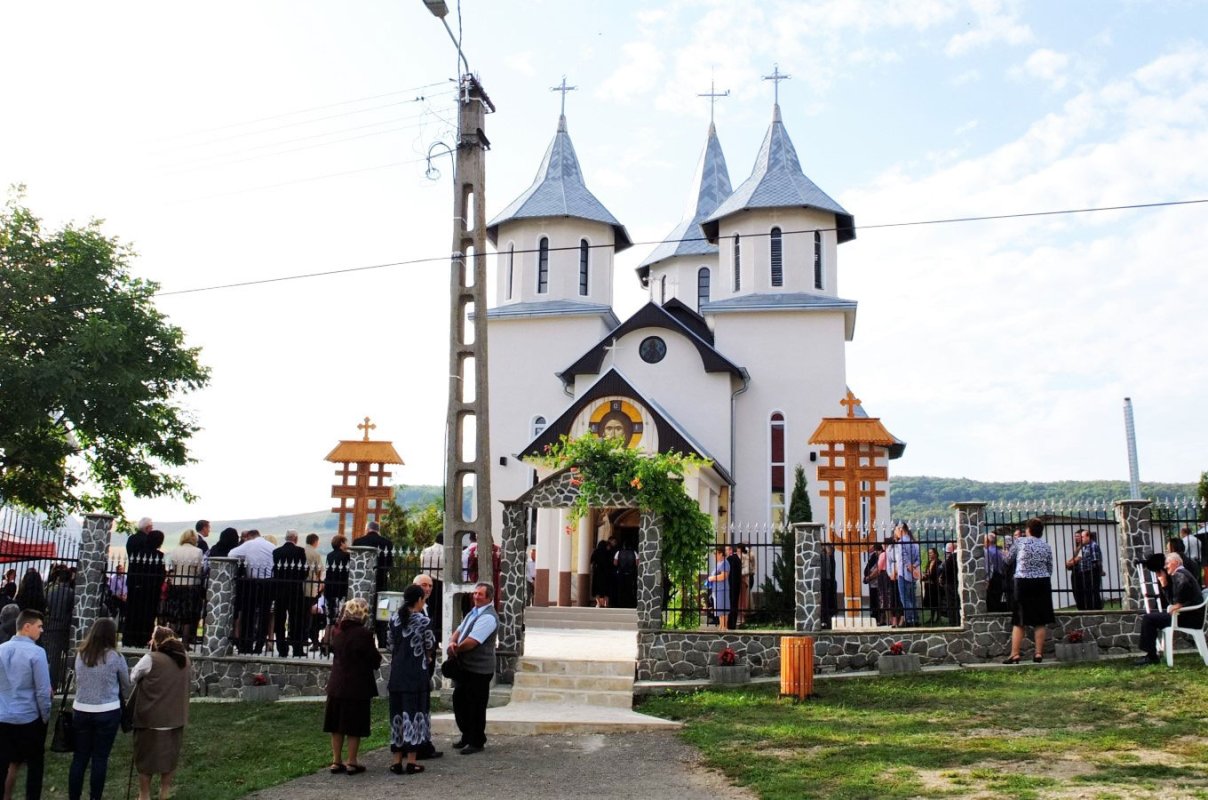 Slujiri arhierești, târnosiri și binecuvântări pentru credincioși 31724