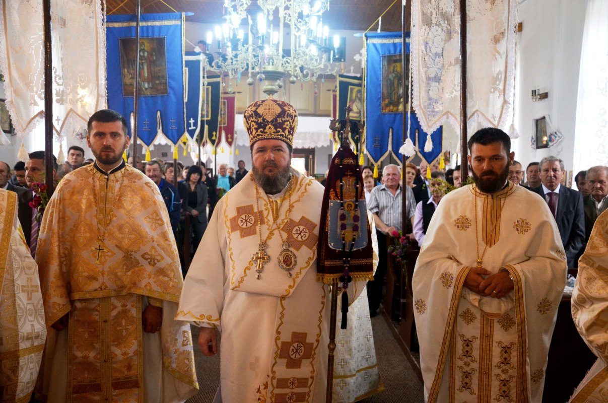 Slujiri arhierești, târnosiri și binecuvântări pentru credincioși 31729