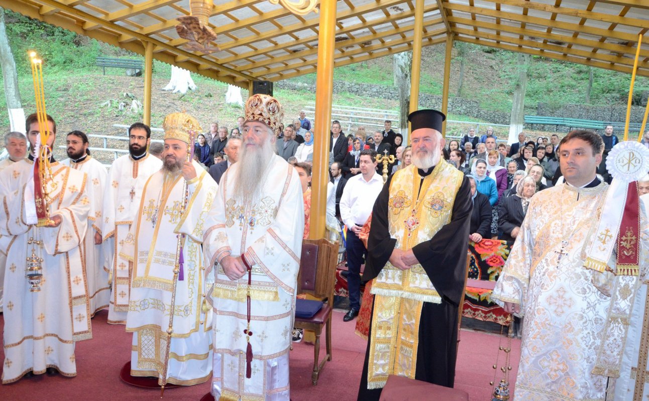 Slujiri arhierești, târnosiri și binecuvântări pentru credincioși 31730