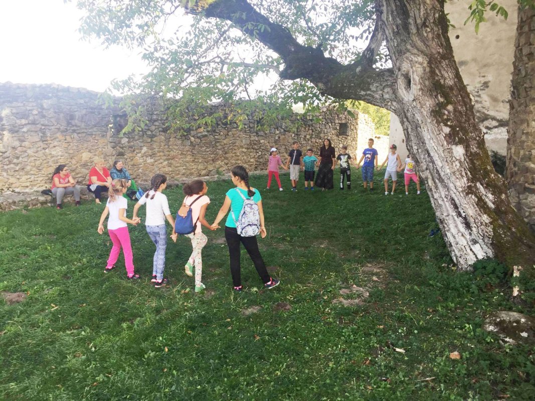 Activităţi cu copiii şi tinerii, la Biserica „Sfânta Treime” din Cisnădie 31604