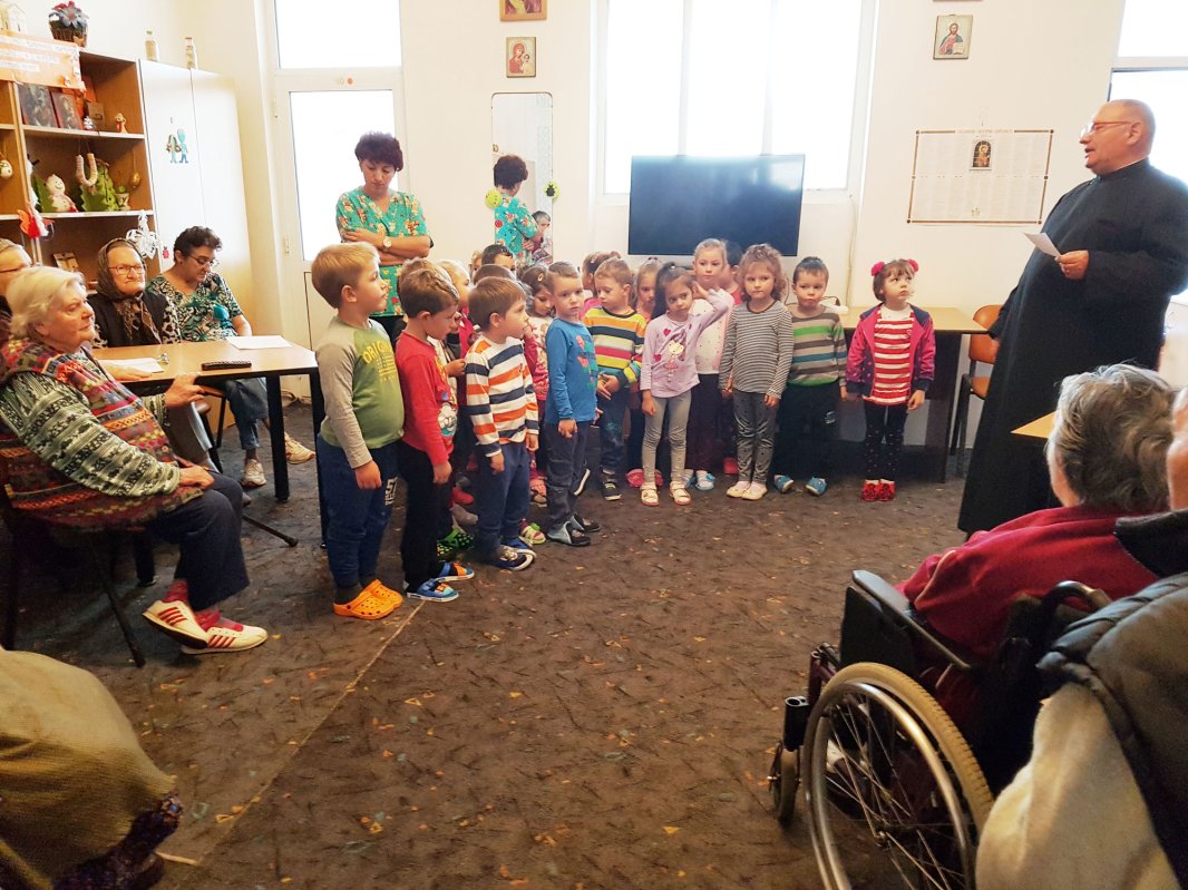 Activităţi cu vârstnicii la Centrul „Sfântul Nicolae” – Mociu 31543