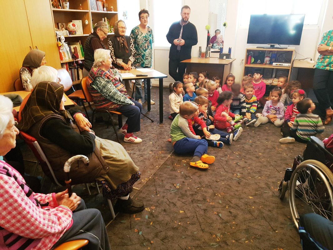 Activităţi cu vârstnicii la Centrul „Sfântul Nicolae” – Mociu 31546