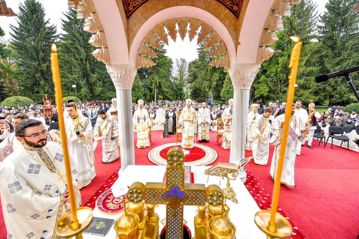 Patriarhul României a săvârşit Sfânta Liturghie la Curtea de Argeş 31276