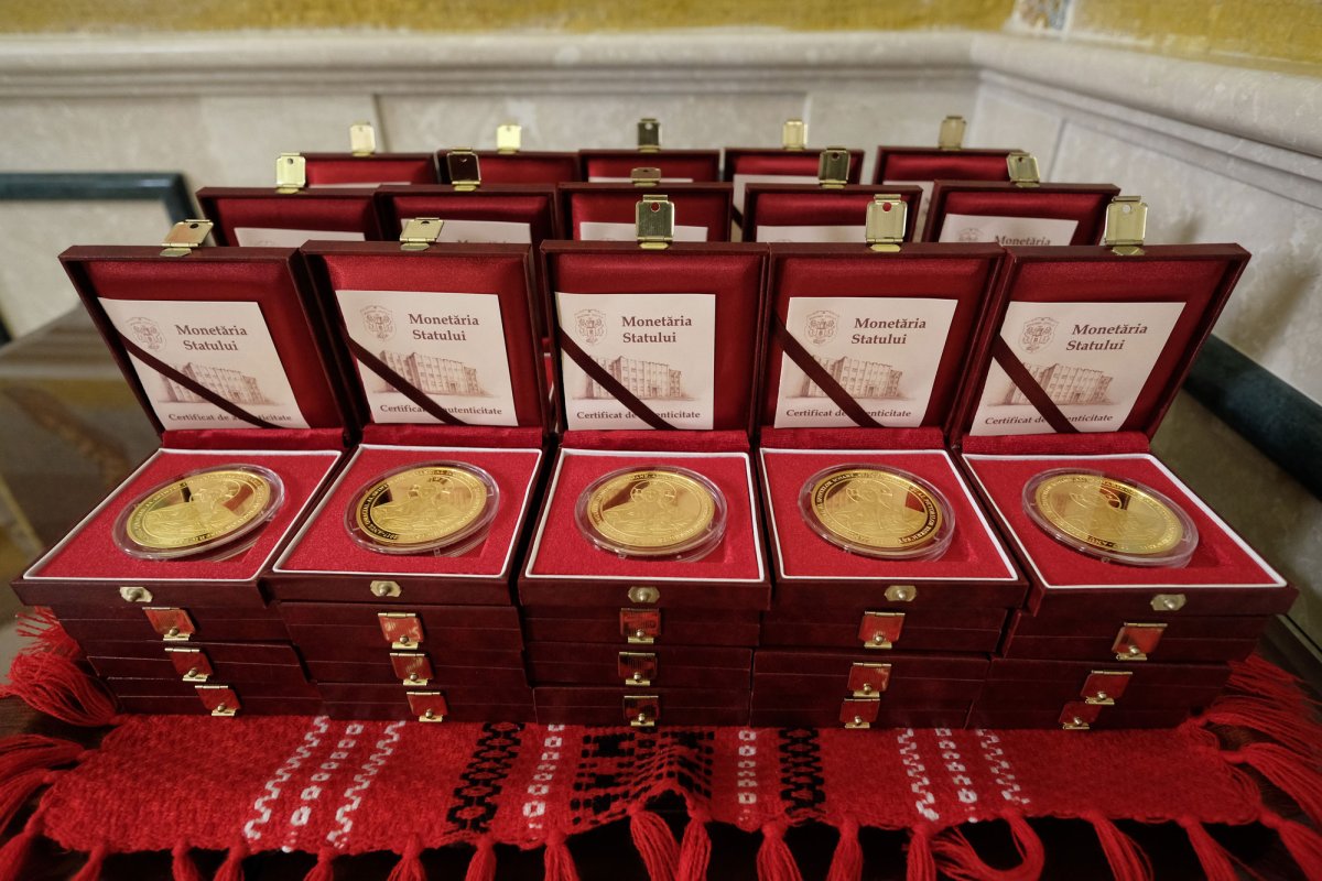 Distincții în semn de prețuire și recunoștință 31139