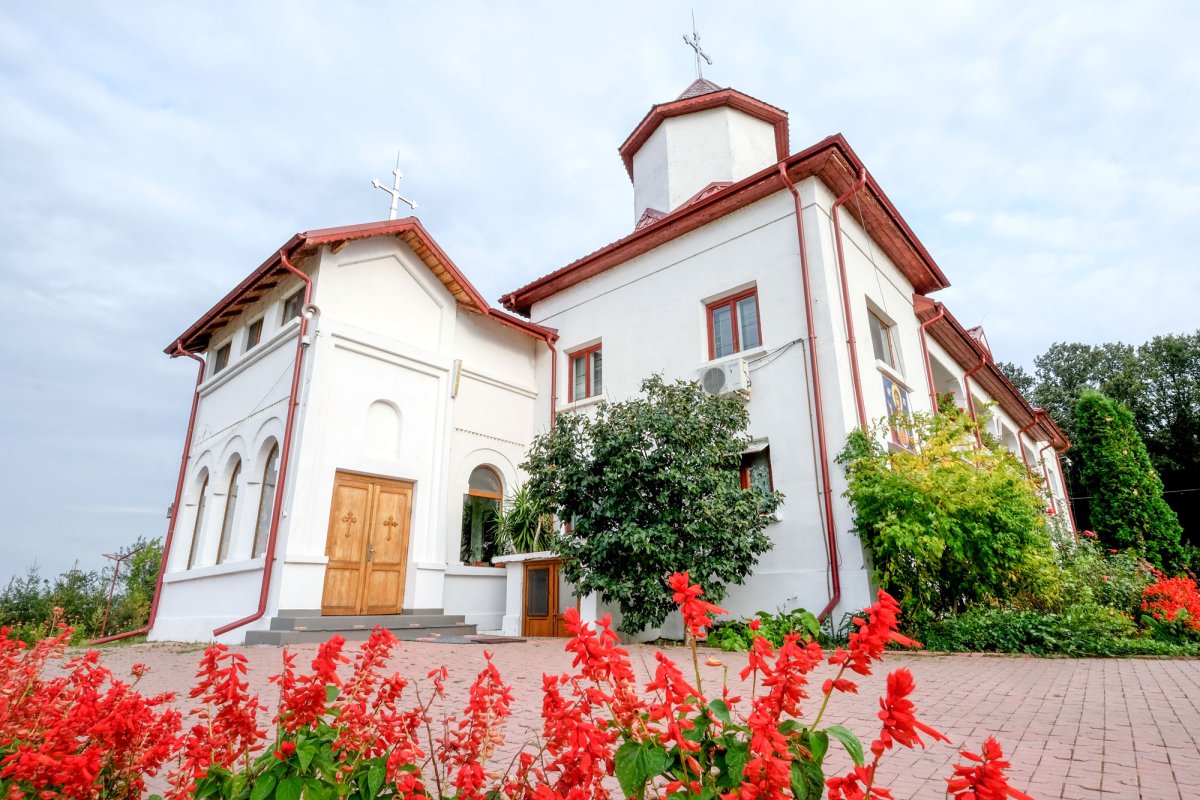 Frumos și taină în Paraclisul „Sfinții Ciprian și Iustina” 31144