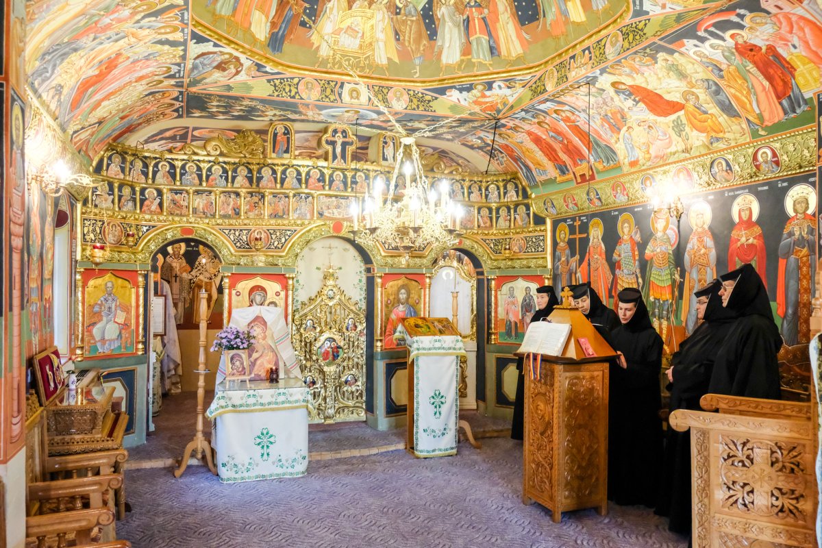 Frumos și taină în Paraclisul „Sfinții Ciprian și Iustina” 31150