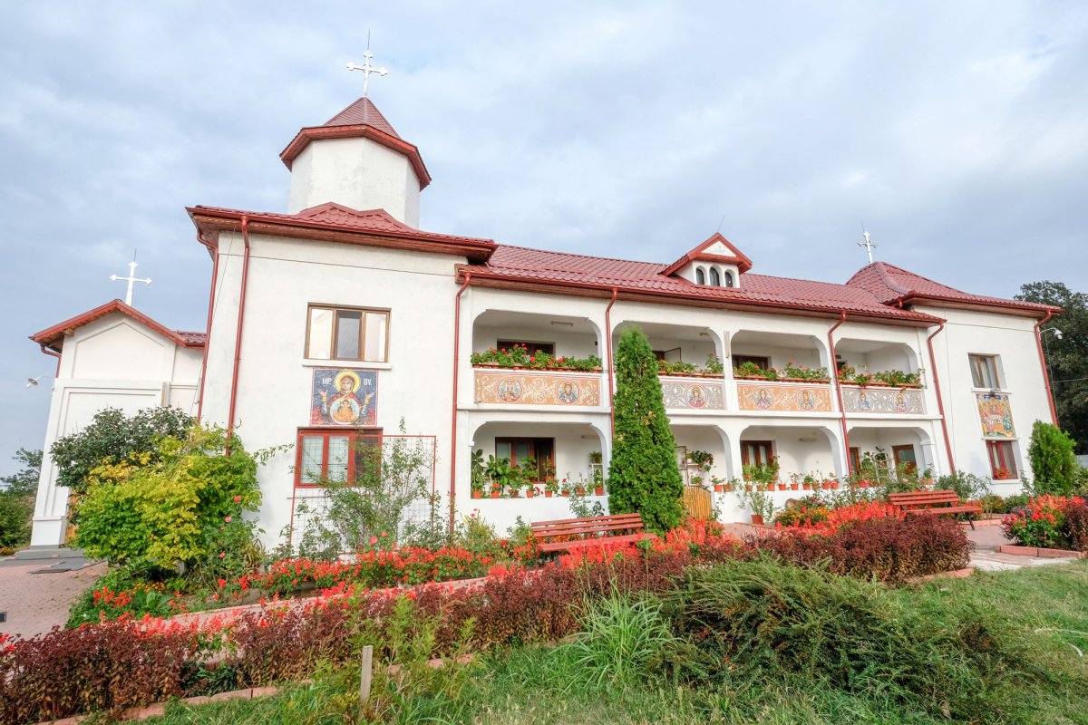 Frumos și taină în Paraclisul „Sfinții Ciprian și Iustina” 31152