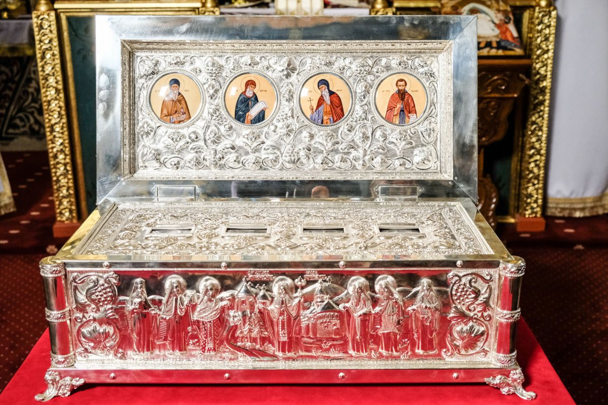 Raclă nouă pentru sfinţii ajutători 31160