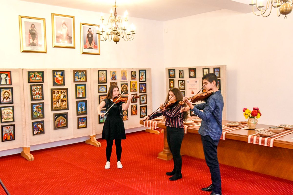 Vernisaj de pictură religioasă la Centrul eparhial din Râmnic 31128