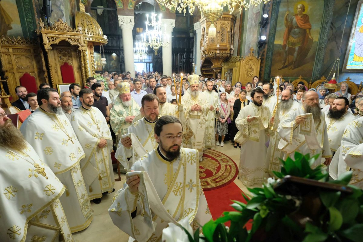 Decada unei slujiri împărtășite în Biserica Domnului Hristos 31077