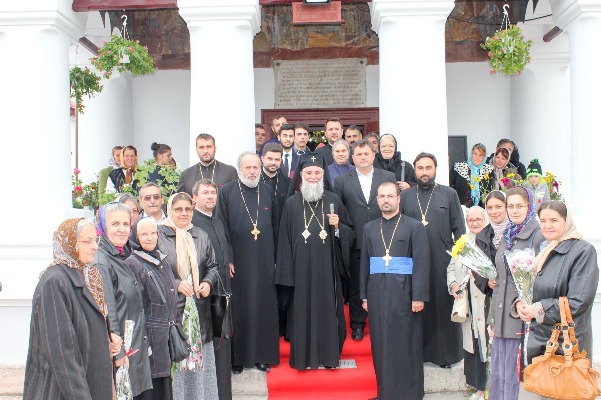 Slujiri arhierești în parohiile Racoviţa şi Rojişte 30951