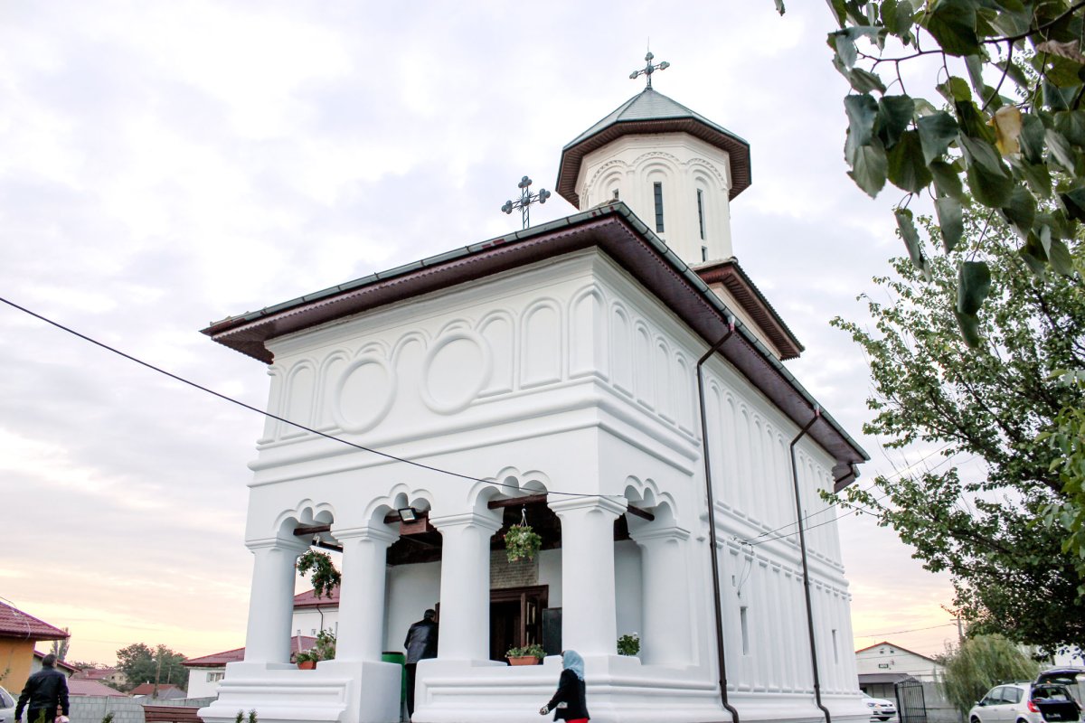 Slujiri arhierești în parohiile Racoviţa şi Rojişte 30954