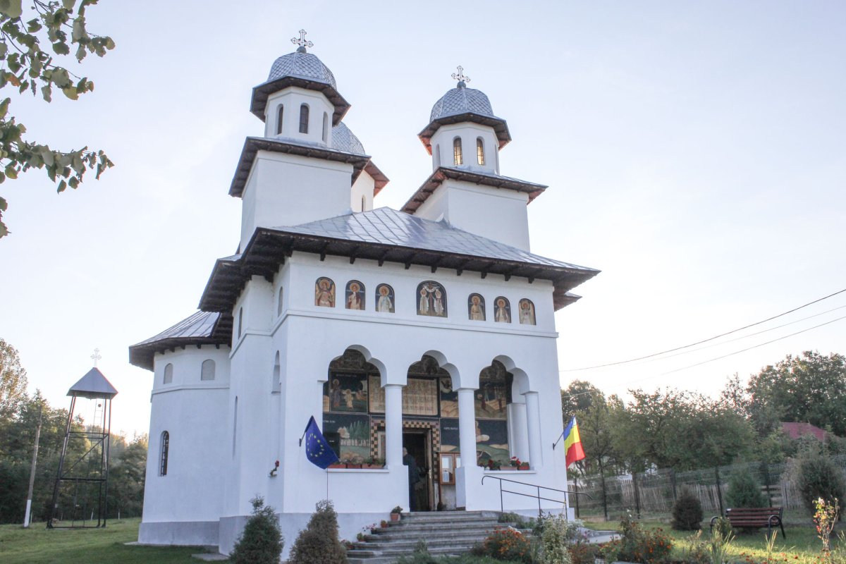 Slujiri arhierești în parohiile Racoviţa şi Rojişte 30955