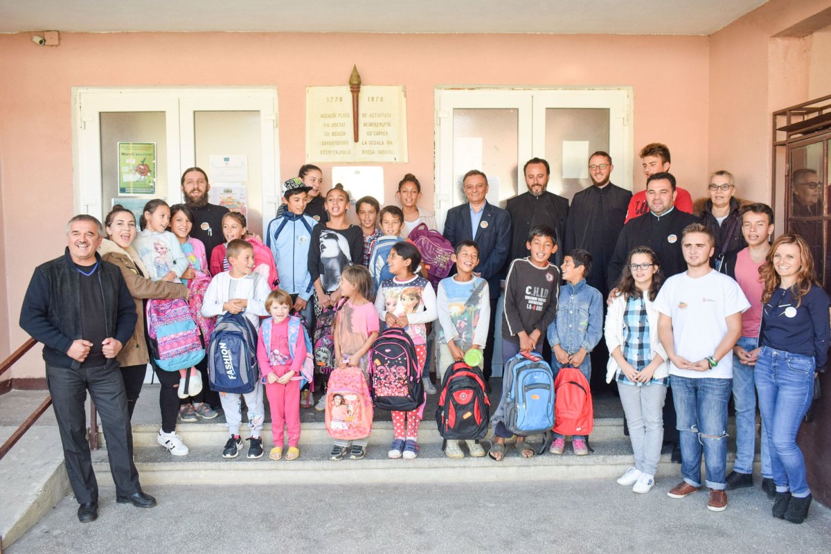 Ghiozdane cu bucurii pentru elevii din Reșița și Bocșa 30877