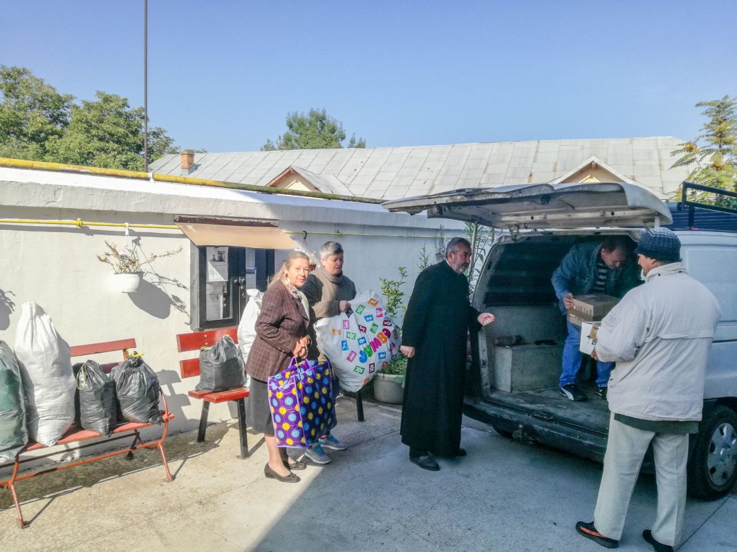 Colectă de haine pentru persoanele nevoiaşe la Biserica Obedeanu 30805