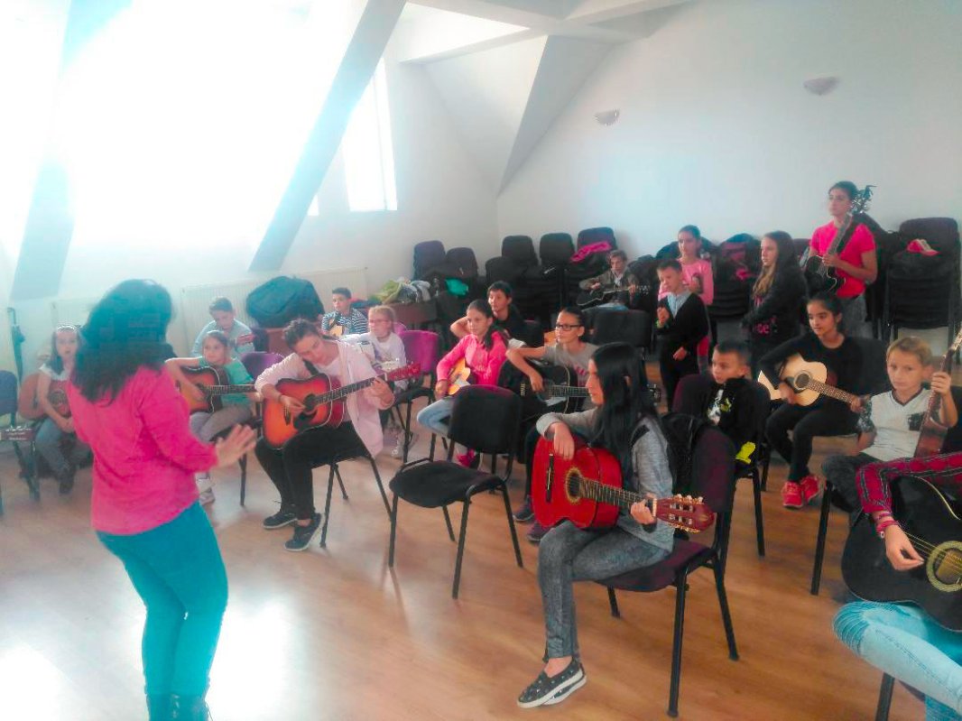 Cursuri de chitară pentru tinerii din Gheorgheni, Harghita 30797