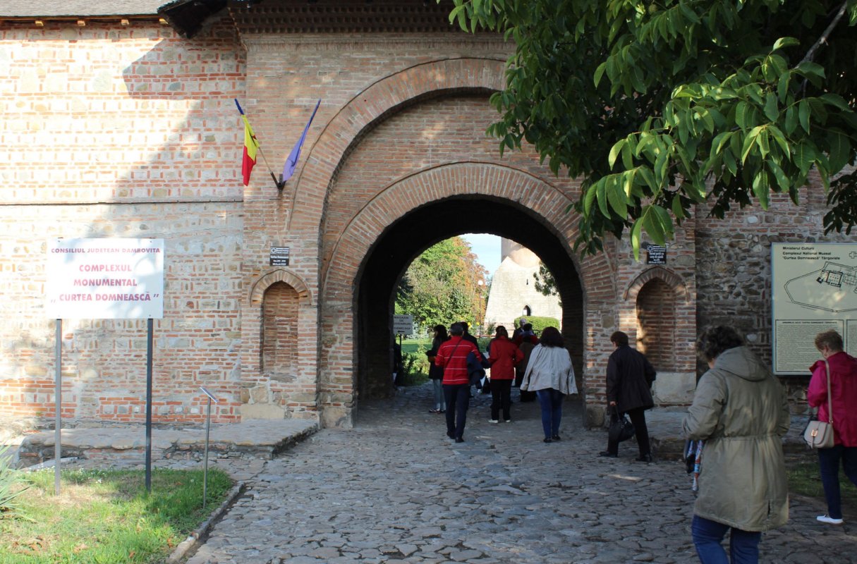Pelerini clujeni la vechea Curte Domnească de la Târgoviște 30580
