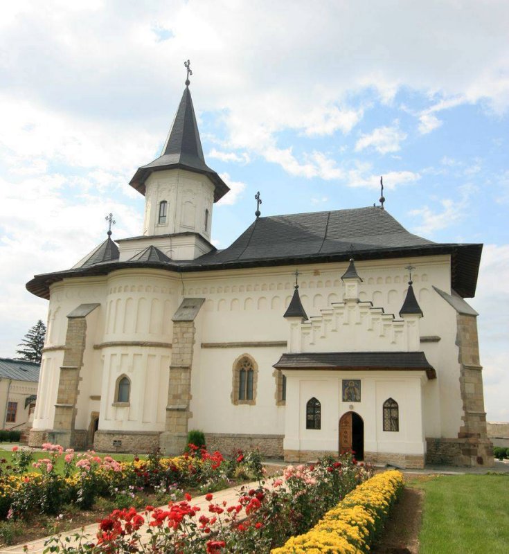 Hramul Catedralei Arhiepiscopale din Roman 30400