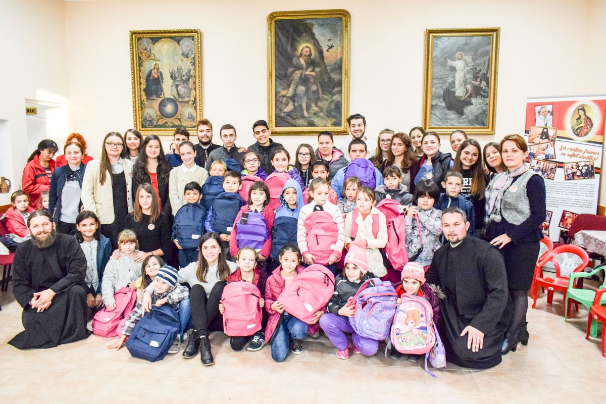 Ghiozdane pline cu bucurii pentru 60 de elevi 30363