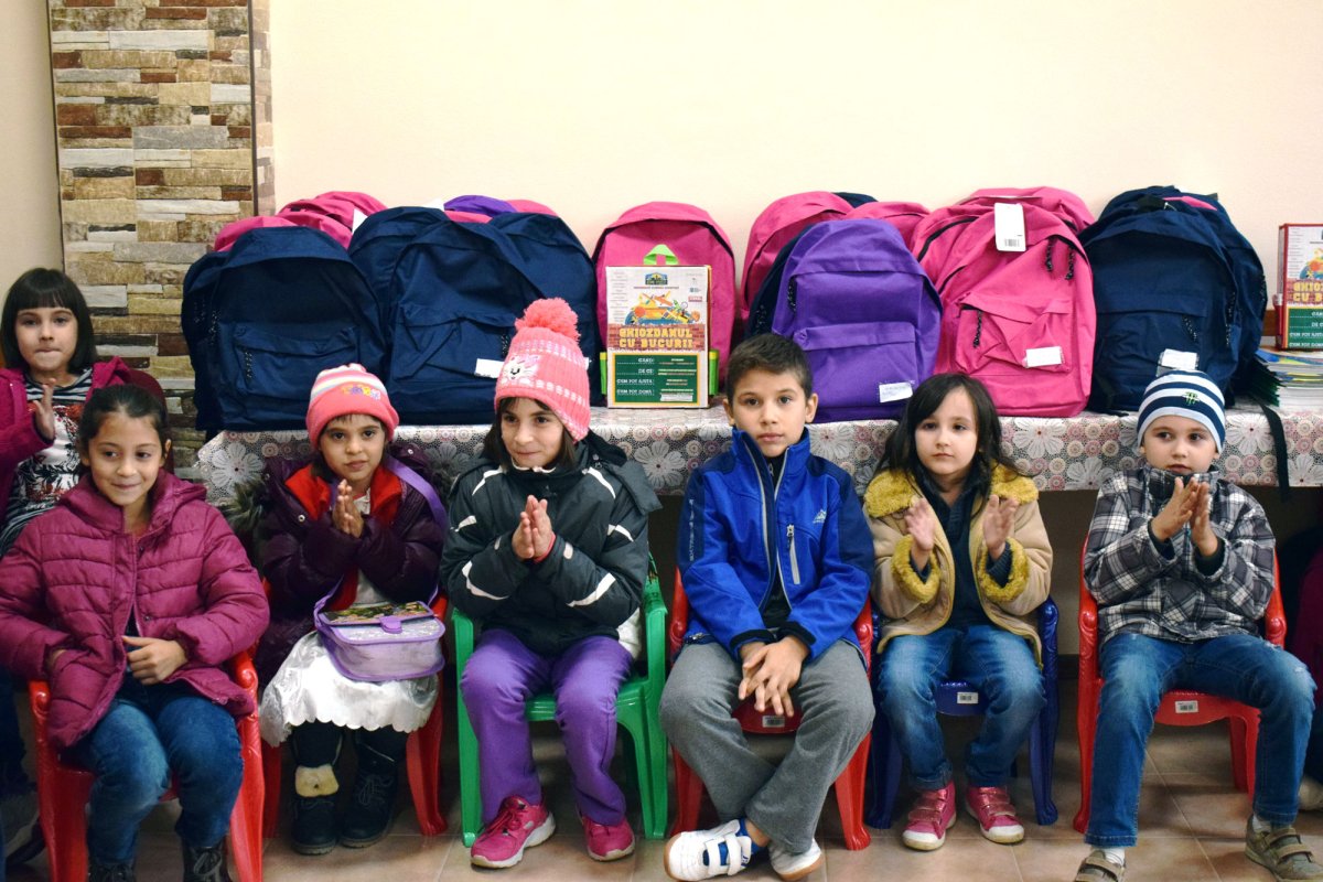 Ghiozdane pline cu bucurii pentru 60 de elevi 30365