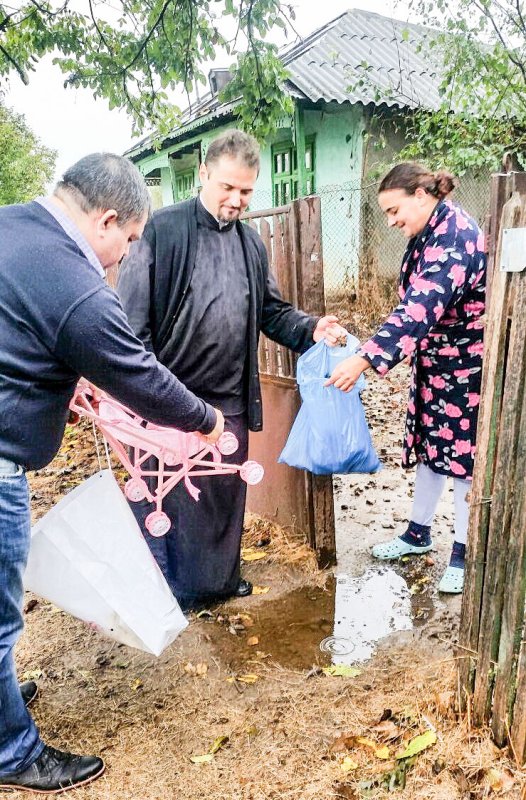 Masă caldă pentru copiii și bătrânii din Alexeni 30375