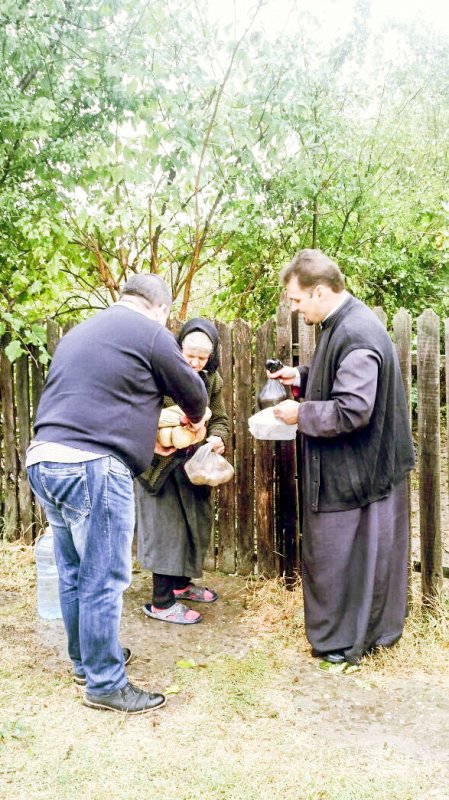 Masă caldă pentru copiii și bătrânii din Alexeni 30376