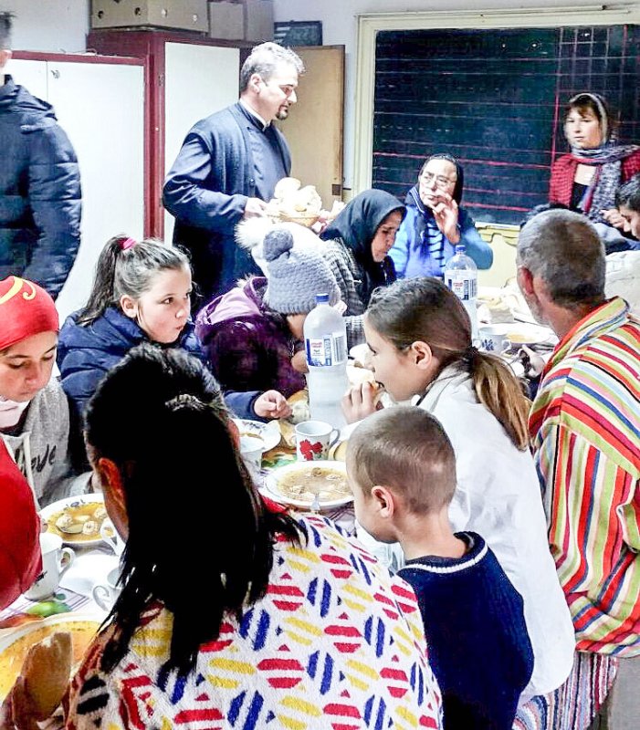 Masă caldă pentru copiii și bătrânii din Alexeni 30377