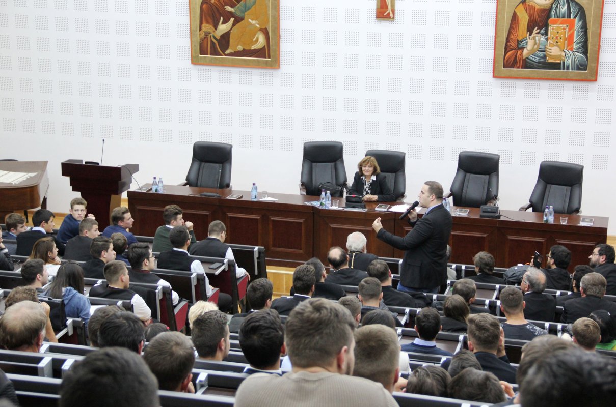 Ana Blandiana a vorbit studenţilor clujeni despre Memorialul de la Sighet 30210