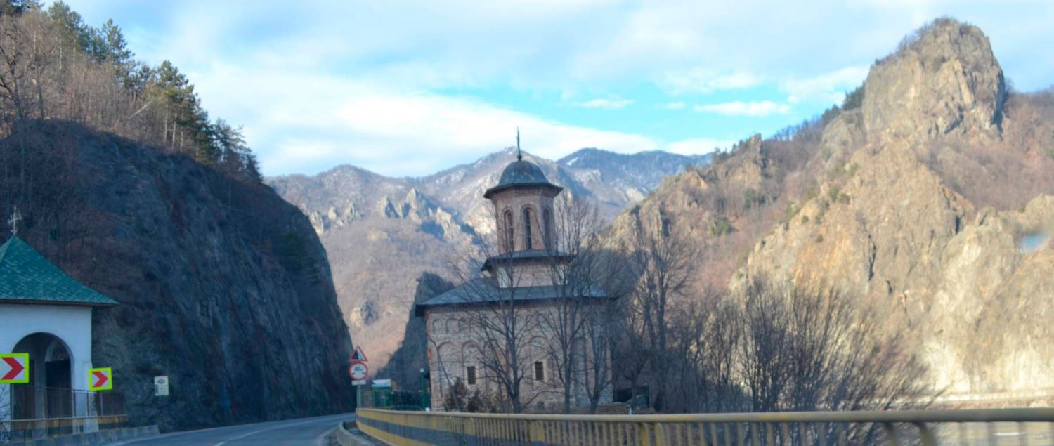 Biserici şi mănăstiri în haină de praznic 30223