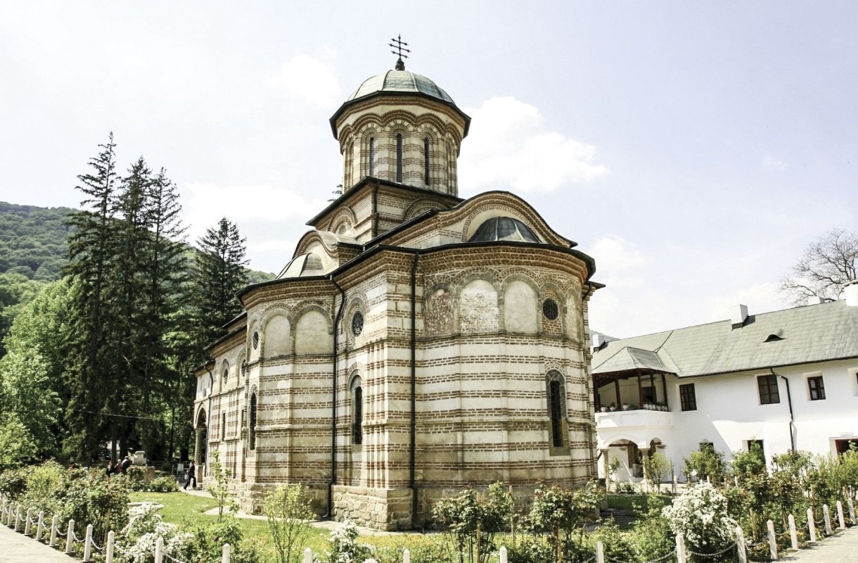 Biserici şi mănăstiri în haină de praznic 30225