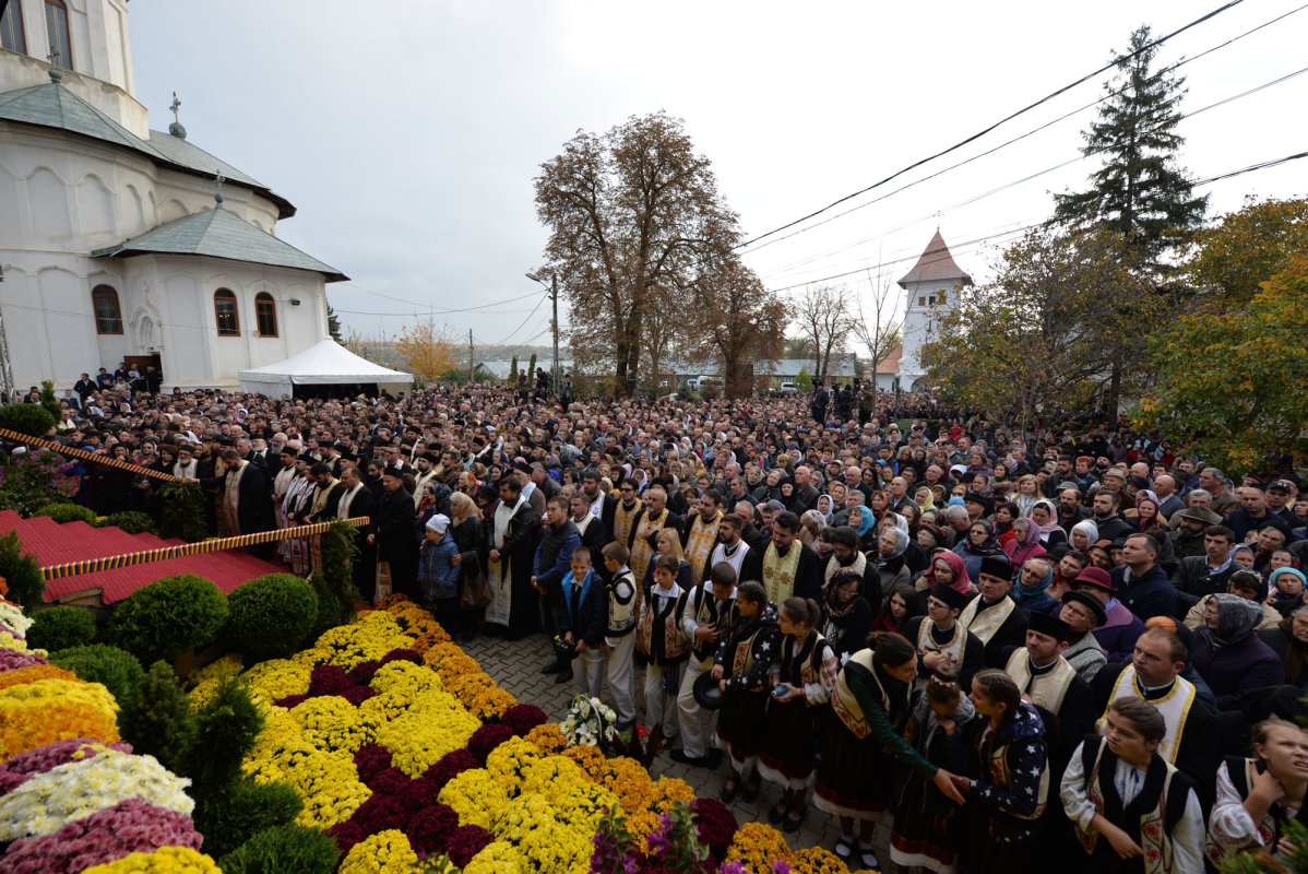 A fost întronizat noul Episcop al Hușilor 29708