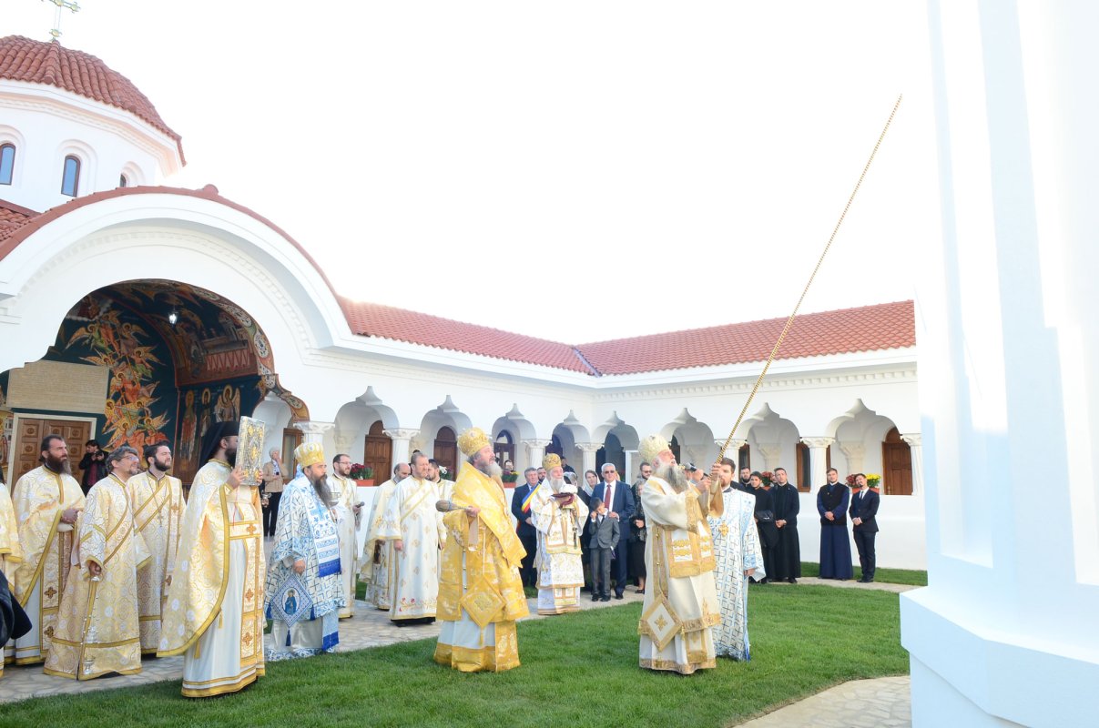 O biserică-simbol în satul natal al Patriarhului Justinian 29714