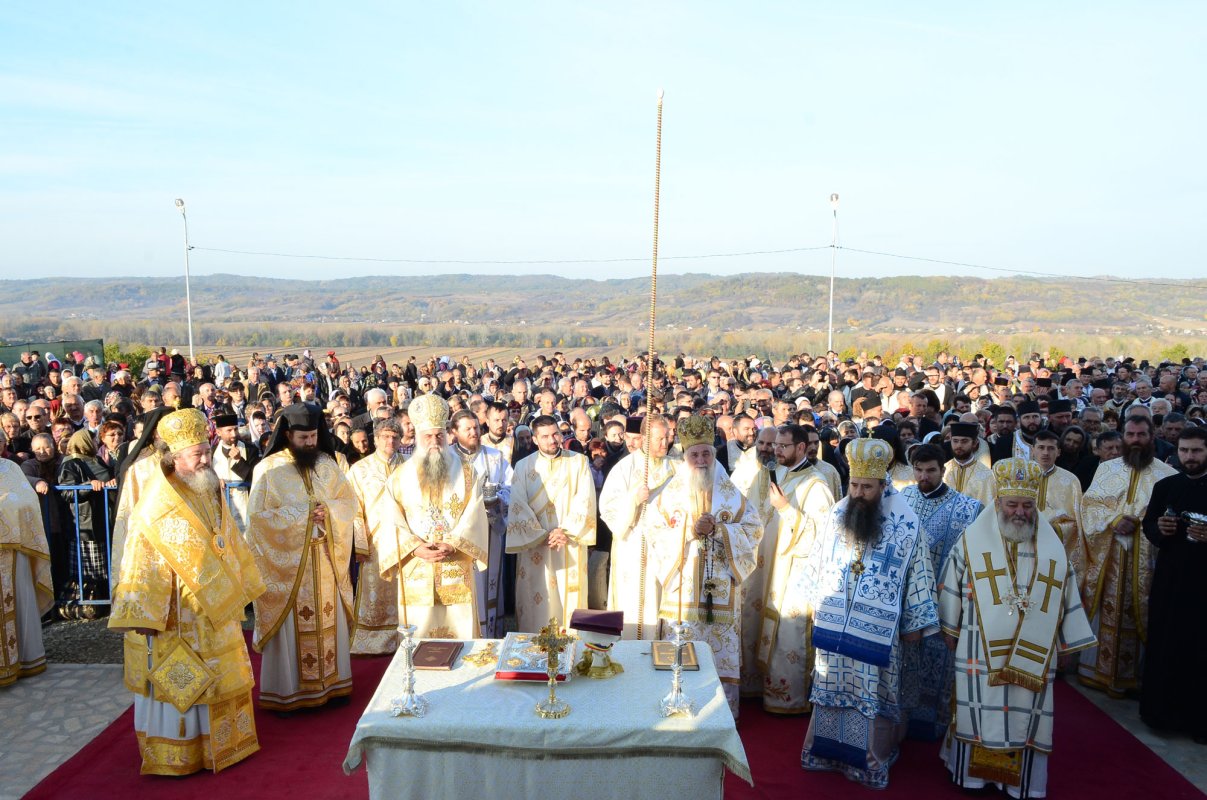 O biserică-simbol în satul natal al Patriarhului Justinian 29715