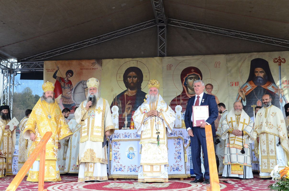 O biserică-simbol în satul natal al Patriarhului Justinian 29717