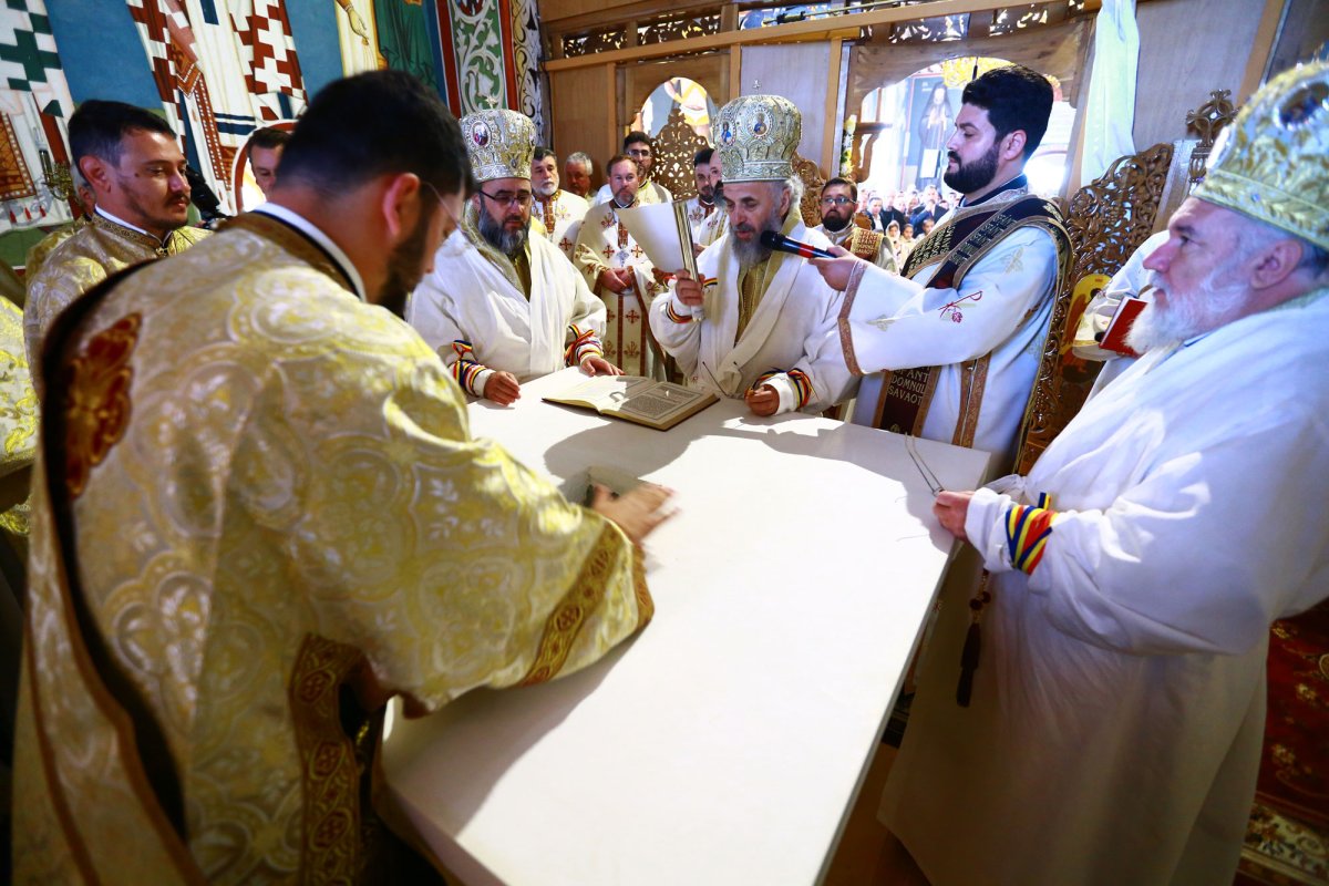 Trei ierarhi au sfinţit biserica din Lopătari 29727